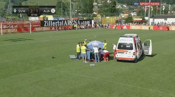 لاعب هولندي مغربي الاصل يسقط أرضاً في الملعب وطائرة تنقله إلى المستشفى صورة رقم 7