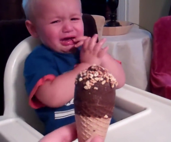 الايس كريم الشهية تدخل طفلا في نوبة بكاء هستيرية!! فيديو صورة رقم 1