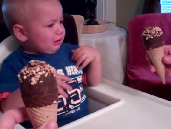 الايس كريم الشهية تدخل طفلا في نوبة بكاء هستيرية!! فيديو صورة رقم 3