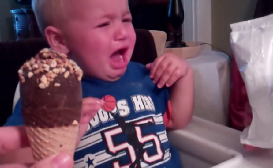 الايس كريم الشهية تدخل طفلا في نوبة بكاء هستيرية!! فيديو صورة رقم 4