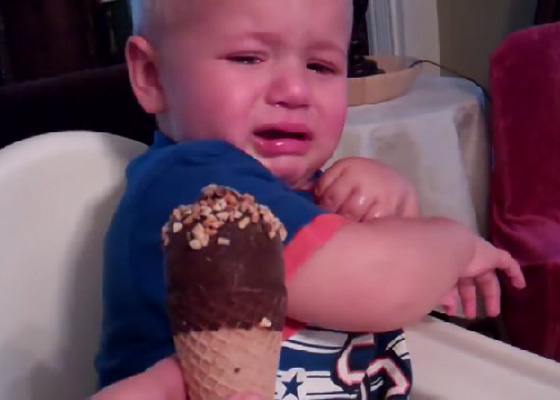 الايس كريم الشهية تدخل طفلا في نوبة بكاء هستيرية!! فيديو صورة رقم 2