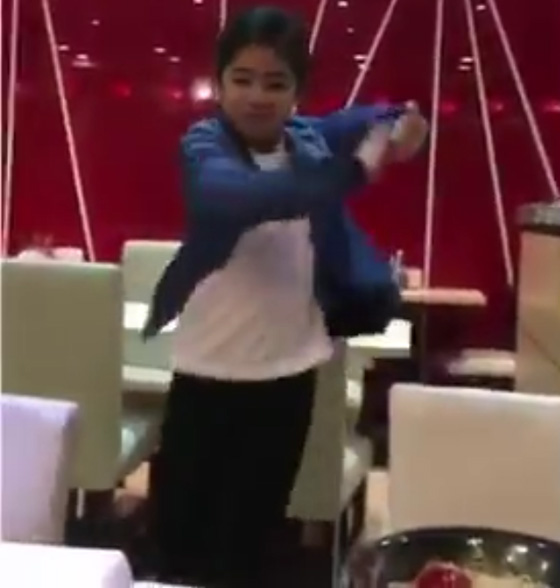 فيديو طريف.. فتاة تترك طعامها وتنهض للرقص على اغنيتها المفضلة صورة رقم 2