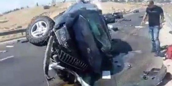  فلسطينيون ينقذون عائلة من المستوطنين انقلبت سيارتهم في الخليل.. فيديو صورة رقم 1