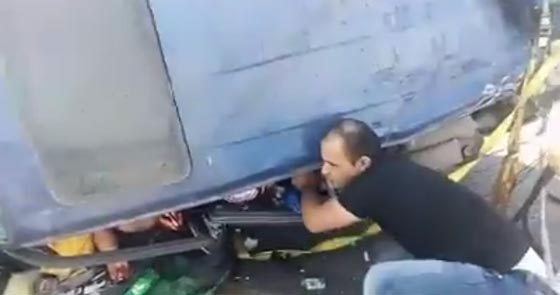  فلسطينيون ينقذون عائلة من المستوطنين انقلبت سيارتهم في الخليل.. فيديو صورة رقم 2