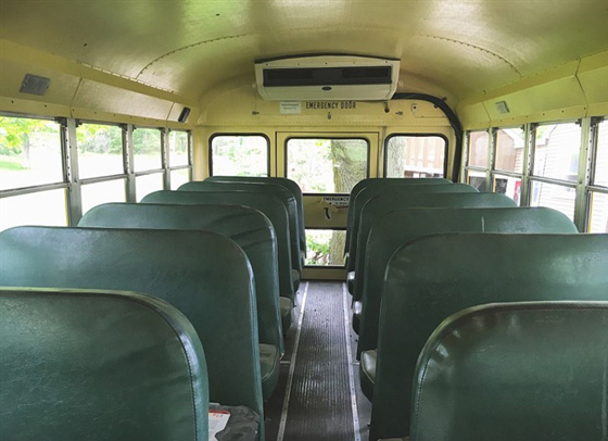 زوجان يحولان حافلة مدرسية قديمة الى منزل متنقل بتقنيات حديثة صورة رقم 3