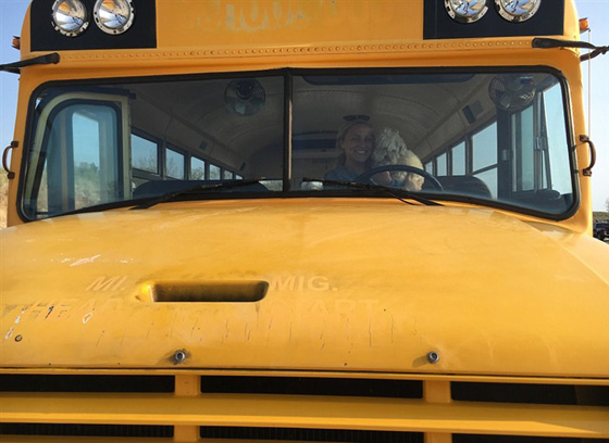 زوجان يحولان حافلة مدرسية قديمة الى منزل متنقل بتقنيات حديثة صورة رقم 7