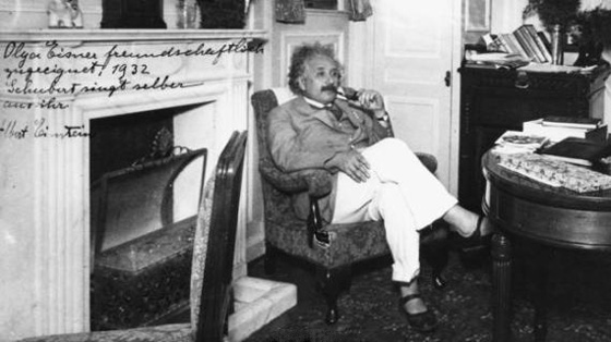أينشتاين كره الجوارب و أدمن السباغيتي.. هل أثَّرت عاداته الغريبة على طريقة فهمه للكون؟ صورة رقم 3