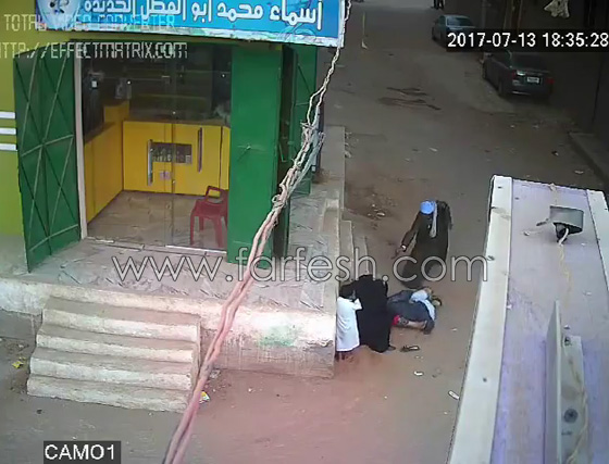 فيديو مروع.. اب يقتل ابنه الشاب بالرصاص بين احضان امه بأسيوط صورة رقم 6