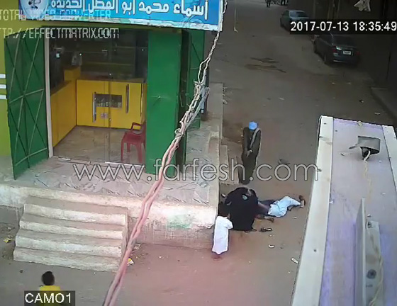 فيديو مروع.. اب يقتل ابنه الشاب بالرصاص بين احضان امه بأسيوط صورة رقم 10
