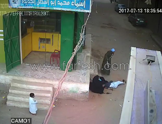فيديو مروع.. اب يقتل ابنه الشاب بالرصاص بين احضان امه بأسيوط صورة رقم 11