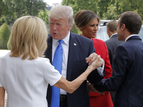  صور ميلانيا ترامب تضع يدها على رجل الرئيس الفرنسي تحت الطاولة! صورة رقم 9