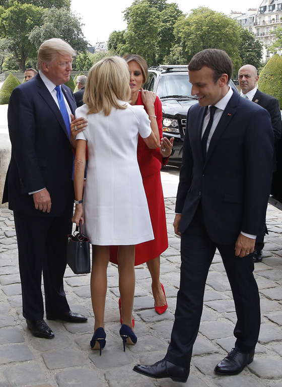  صور ميلانيا ترامب تضع يدها على رجل الرئيس الفرنسي تحت الطاولة! صورة رقم 10