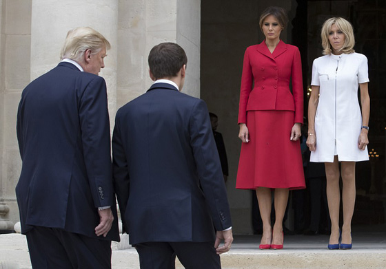 غزل ومصافحة غير عادية.. ترامب لسيدة فرنسا الاولى: هيئتك جميلة جدا صورة رقم 11