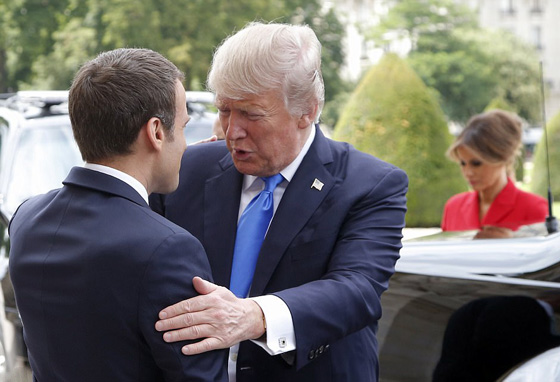  صور ميلانيا ترامب تضع يدها على رجل الرئيس الفرنسي تحت الطاولة! صورة رقم 11