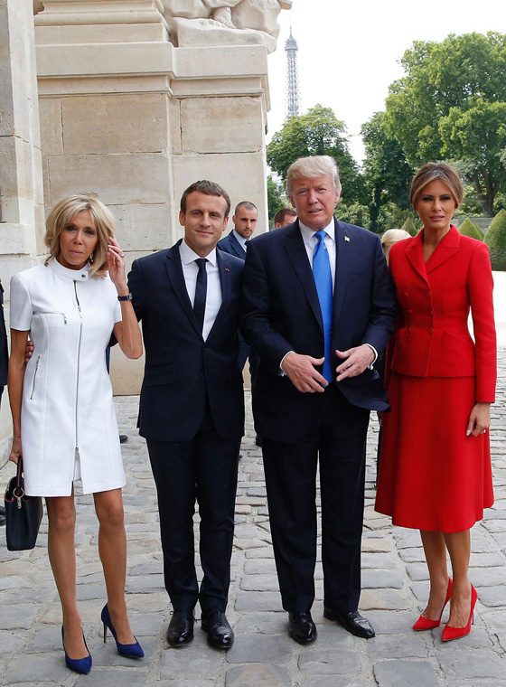 غزل ومصافحة غير عادية.. ترامب لسيدة فرنسا الاولى: هيئتك جميلة جدا صورة رقم 9