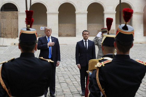  صور ميلانيا ترامب تضع يدها على رجل الرئيس الفرنسي تحت الطاولة! صورة رقم 14