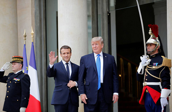  صور ميلانيا ترامب تضع يدها على رجل الرئيس الفرنسي تحت الطاولة! صورة رقم 15