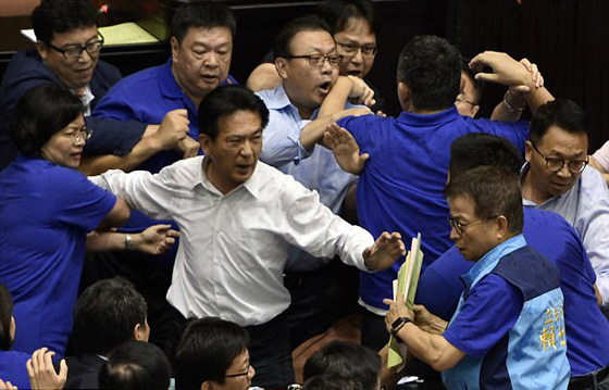 معركة تشعلها النساء في برلمان تايوان وتمتد شرارتها لتصبح فوضى صورة رقم 5