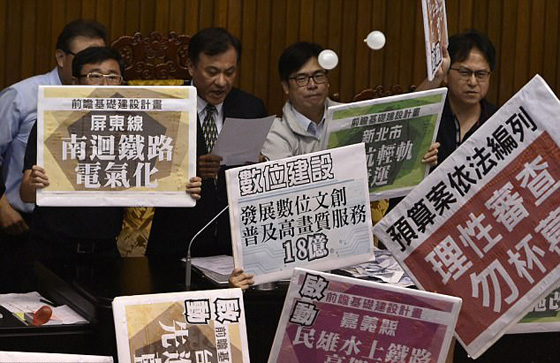 معركة تشعلها النساء في برلمان تايوان وتمتد شرارتها لتصبح فوضى صورة رقم 6