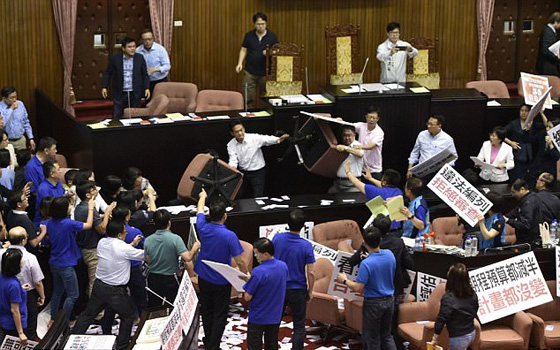 معركة تشعلها النساء في برلمان تايوان وتمتد شرارتها لتصبح فوضى صورة رقم 7