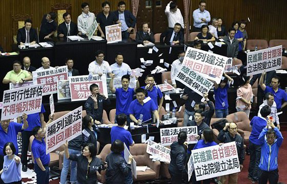 معركة تشعلها النساء في برلمان تايوان وتمتد شرارتها لتصبح فوضى صورة رقم 8