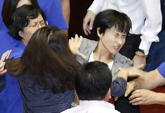 معركة تشعلها النساء في برلمان تايوان وتمتد شرارتها لتصبح فوضى صورة رقم 2