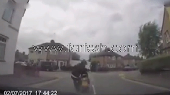 سائق دراجة نارية يبتكر حيلة غبية لافتعال حادث وكسب المال.. فيديو صورة رقم 1