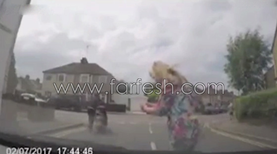 سائق دراجة نارية يبتكر حيلة غبية لافتعال حادث وكسب المال.. فيديو صورة رقم 7