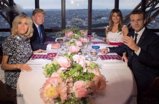  صور ميلانيا ترامب تضع يدها على رجل الرئيس الفرنسي تحت الطاولة! صورة رقم 1