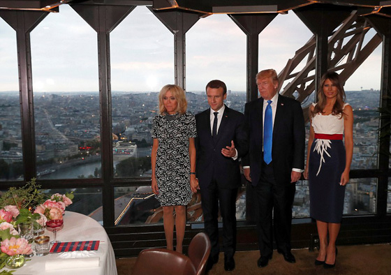  صور ميلانيا ترامب تضع يدها على رجل الرئيس الفرنسي تحت الطاولة! صورة رقم 5