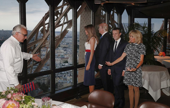  صور ميلانيا ترامب تضع يدها على رجل الرئيس الفرنسي تحت الطاولة! صورة رقم 7