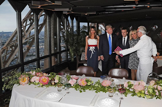  صور ميلانيا ترامب تضع يدها على رجل الرئيس الفرنسي تحت الطاولة! صورة رقم 6