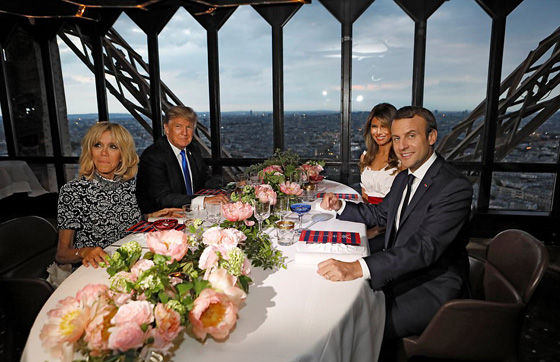  صور ميلانيا ترامب تضع يدها على رجل الرئيس الفرنسي تحت الطاولة! صورة رقم 4