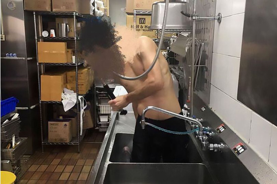  موظف ماكدونالدز يستحم في حوض مطبخ المطعم والشركة تعتذر!  صورة رقم 2