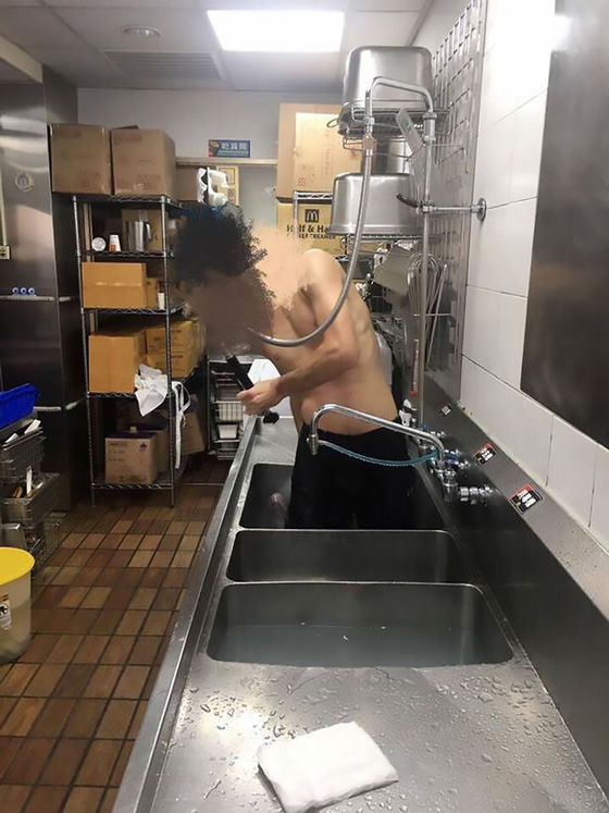  موظف ماكدونالدز يستحم في حوض مطبخ المطعم والشركة تعتذر!  صورة رقم 1