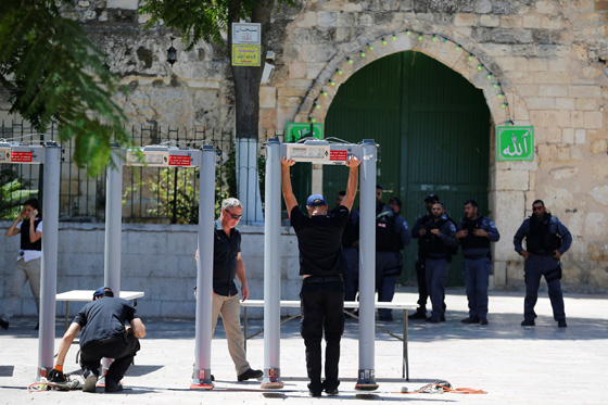 الشرطة الاسرائيلية تسد جميع مداخل القدس وتمنع دخول من هم دون الـ50 صورة رقم 2
