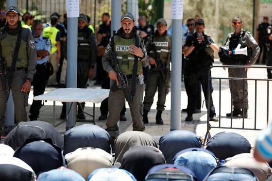 الشرطة الاسرائيلية تسد جميع مداخل القدس وتمنع دخول من هم دون الـ50 صورة رقم 3
