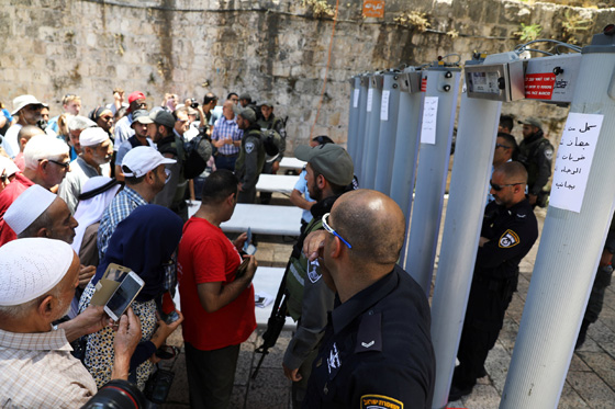 الشرطة الاسرائيلية تسد جميع مداخل القدس وتمنع دخول من هم دون الـ50 صورة رقم 4