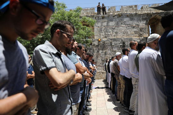 الشرطة الاسرائيلية تسد جميع مداخل القدس وتمنع دخول من هم دون الـ50 صورة رقم 8