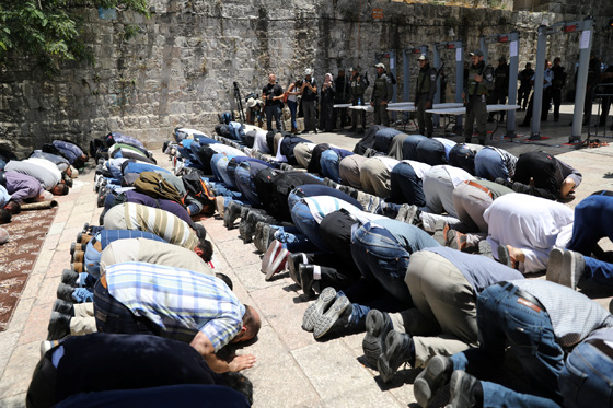 الشرطة الاسرائيلية تسد جميع مداخل القدس وتمنع دخول من هم دون الـ50 صورة رقم 6