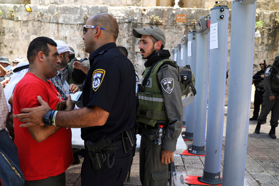 الشرطة الاسرائيلية تسد جميع مداخل القدس وتمنع دخول من هم دون الـ50 صورة رقم 7