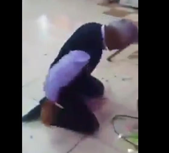 رجل يهاجم فنان ويحطم آلته الموسيقية بأحد الأفراح.. فيديو صورة رقم 4