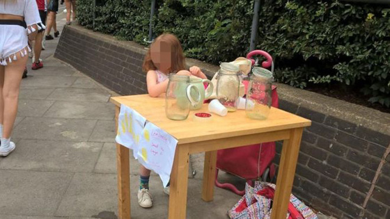 تعاطف كبير وعروض تنهال على طفلة بريطانية غُرمت لبيعها عصير الليمون صورة رقم 2