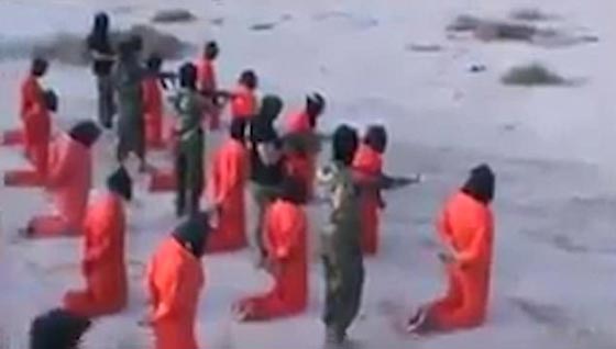 فيديو وصور.. قائد ليبي يعدم 20 داعشيا على طريقة داعش!! صورة رقم 1