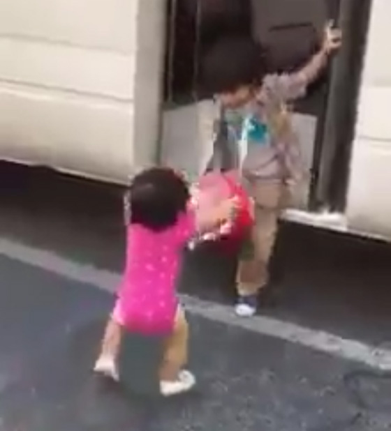فيديو طريف.. رد فعل طفلة لحظة استقبالها شقيقها صورة رقم 2