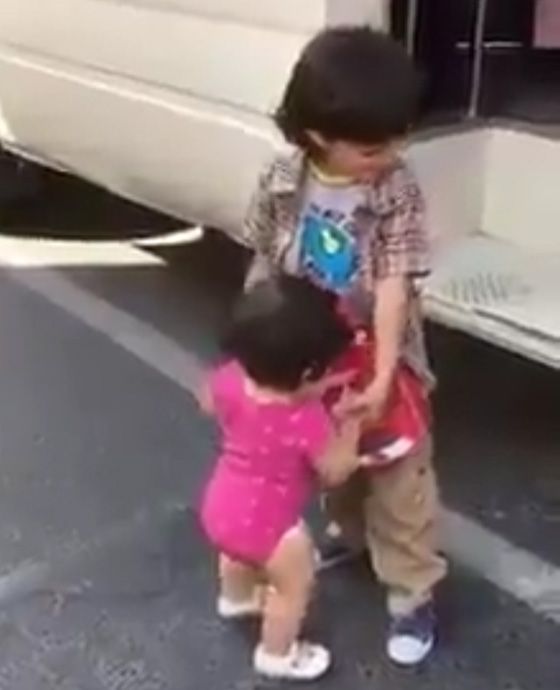 فيديو طريف.. رد فعل طفلة لحظة استقبالها شقيقها صورة رقم 3