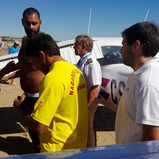 فيديو وصور.. هبوط طائرة على شاطئ البحر يتسبب بمقتل رجل وطفلة صورة رقم 6