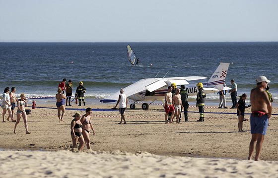 فيديو وصور.. هبوط طائرة على شاطئ البحر يتسبب بمقتل رجل وطفلة صورة رقم 1