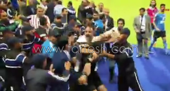 نهائي البطولة العربية ينتهي باعتداء عنيف على حكم المباراة.. فيديو صورة رقم 9