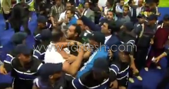 نهائي البطولة العربية ينتهي باعتداء عنيف على حكم المباراة.. فيديو صورة رقم 14